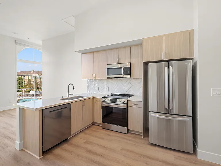 Pinnacle at MacArthur Place — Photo 17