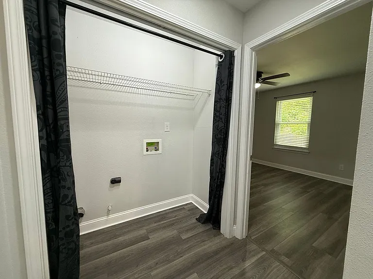 1046 Simpson St — Photo 13