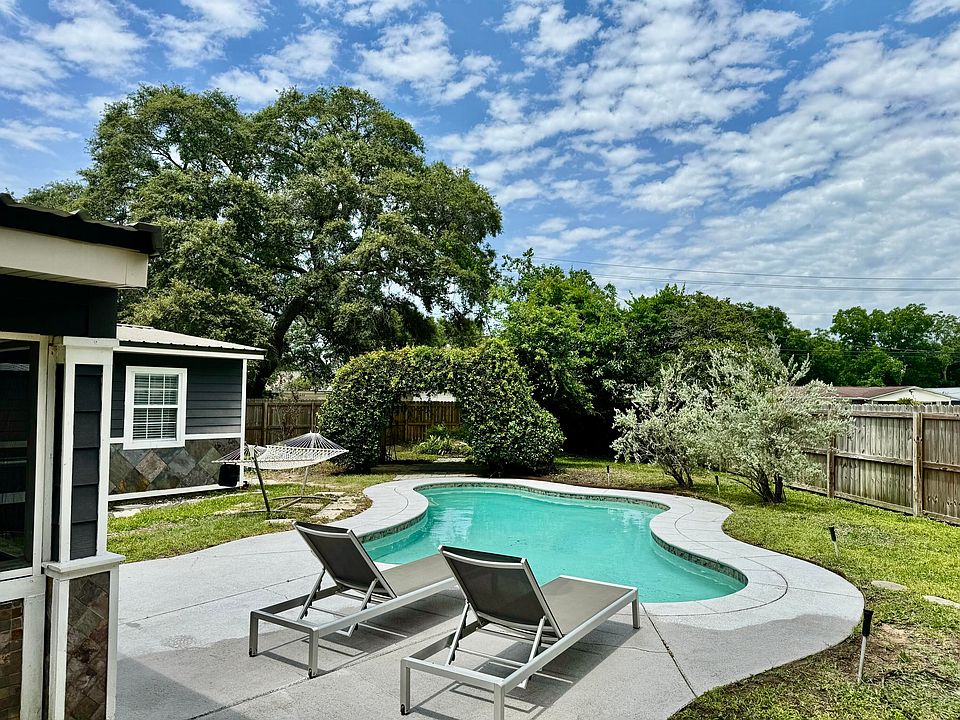 1st image of 407 Newcastle Dr