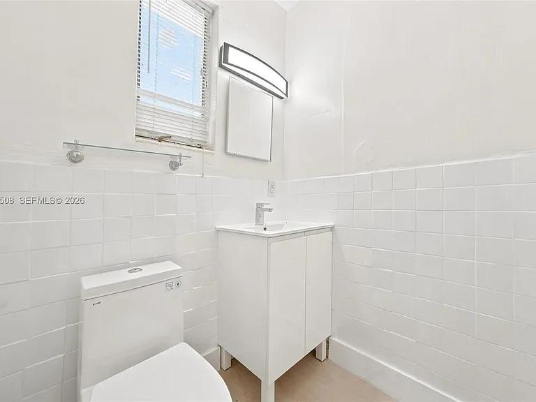 121 NE 56th St #3 — Photo 10