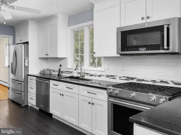 11 Mountain View Ct, Ewing, NJ 08628