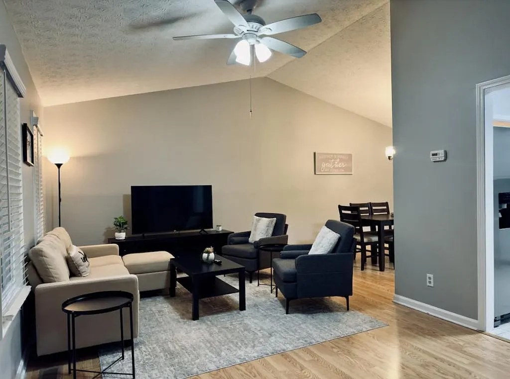 979 Falcon Crest Dr — Photo 2