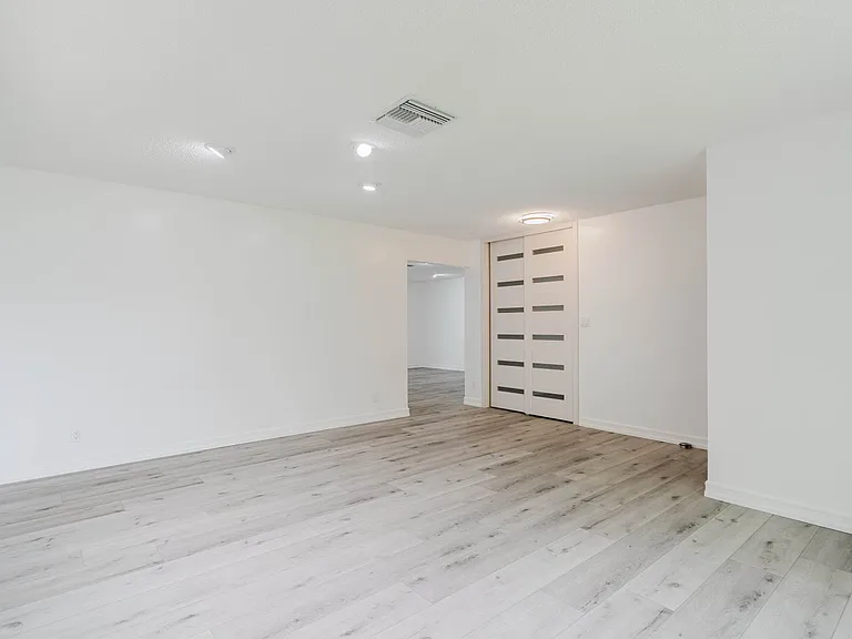 22515 Haynes St — Photo 10