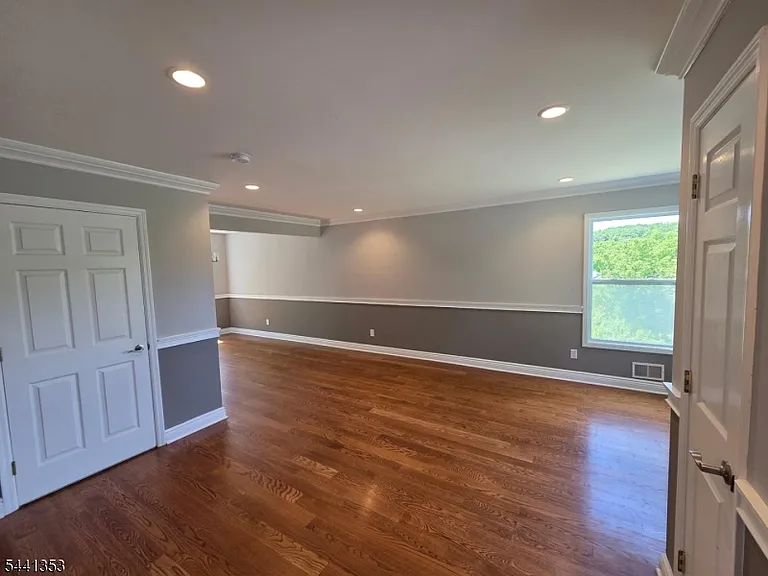 4 Michael Ct — Photo 3