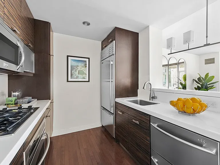225 E 34th St #7B — Photo 4