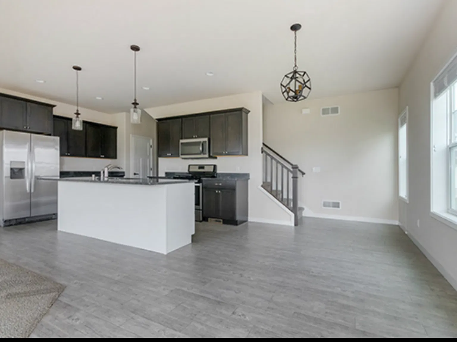 Beautiful 3 Bed Condo Available Now — Photo 3