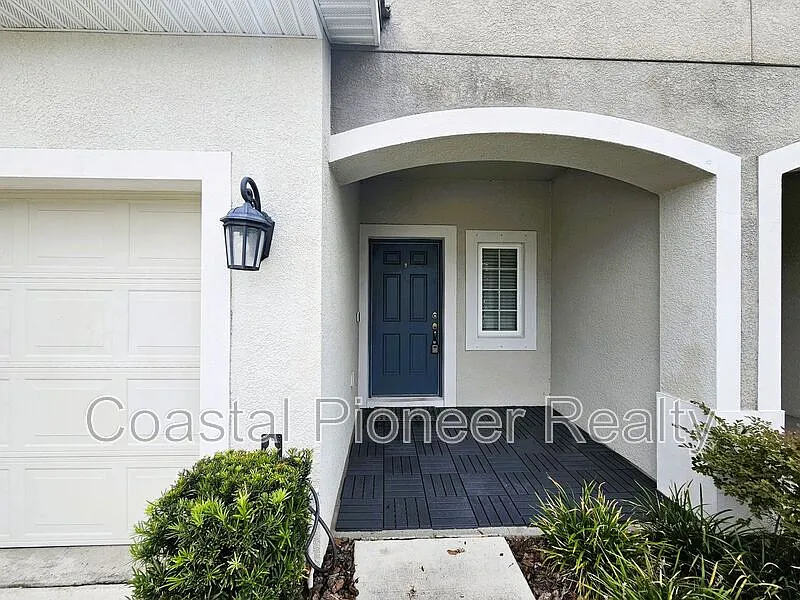 3 bed, 2.0 bath, 1400 sqft — Photo 3