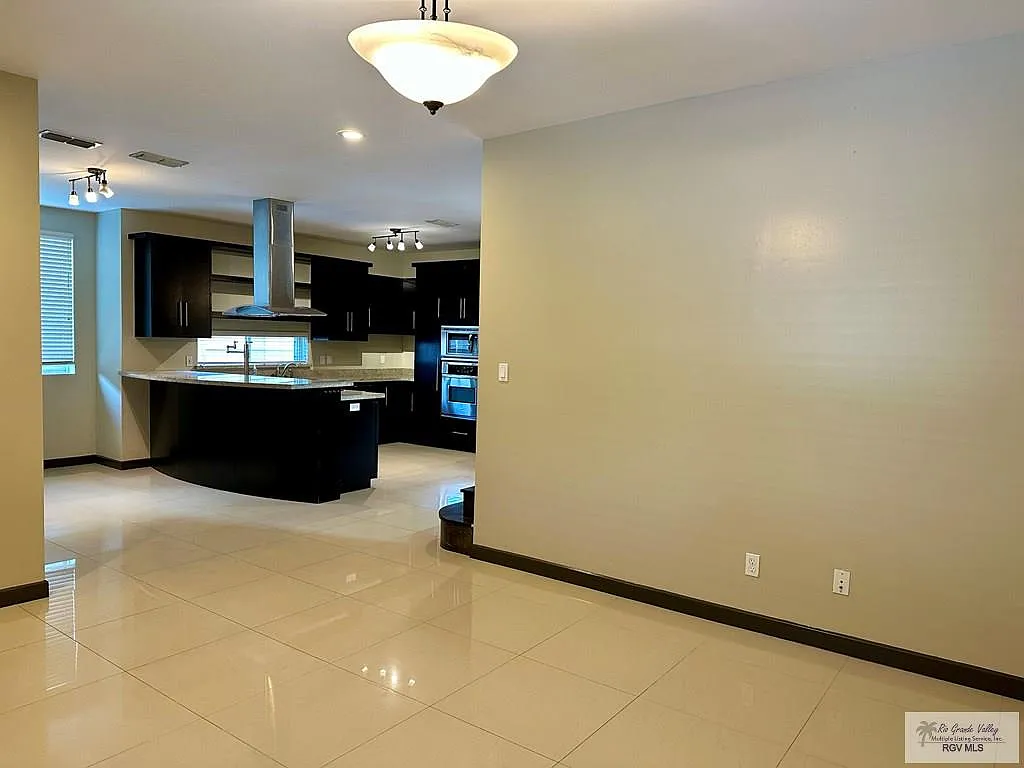3 bed, 2.5 bath, 1736 sqft, $2,100 — Photo 3