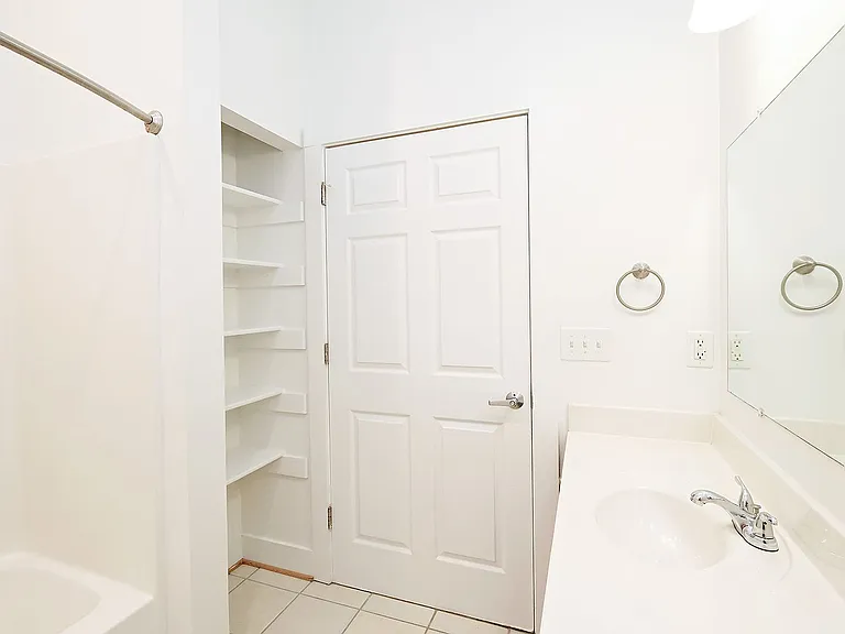215 5th St SW #1D — Photo 8