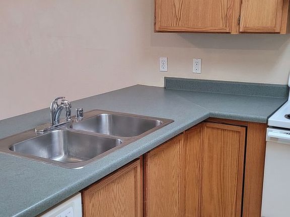 5th image of 1062 W Oak St #43