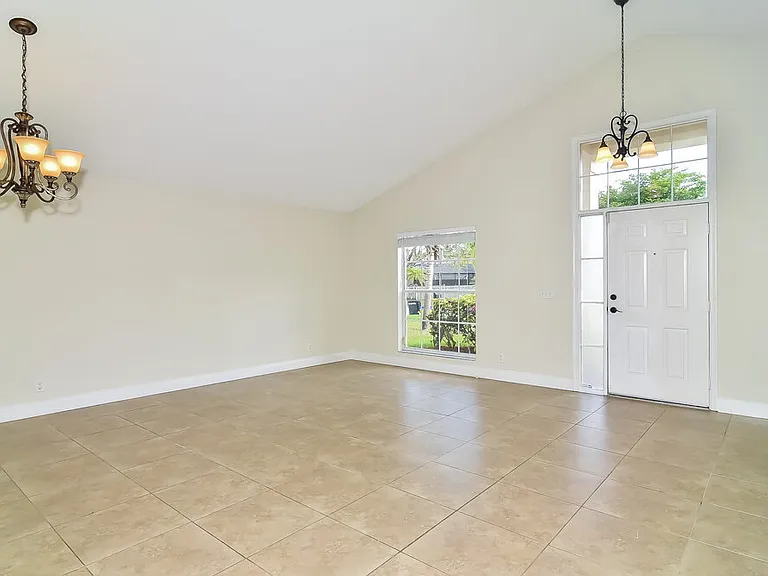 22457 Middletown Dr — Photo 2