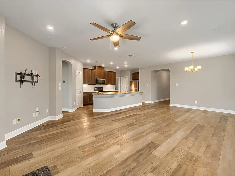199 Kennicott Dr — Photo 4