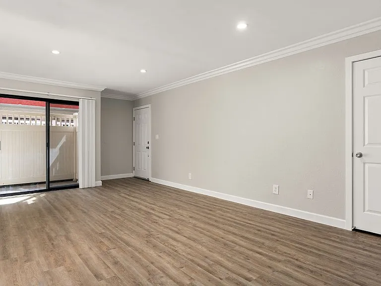 Brody Terrace Apartments — Photo 4