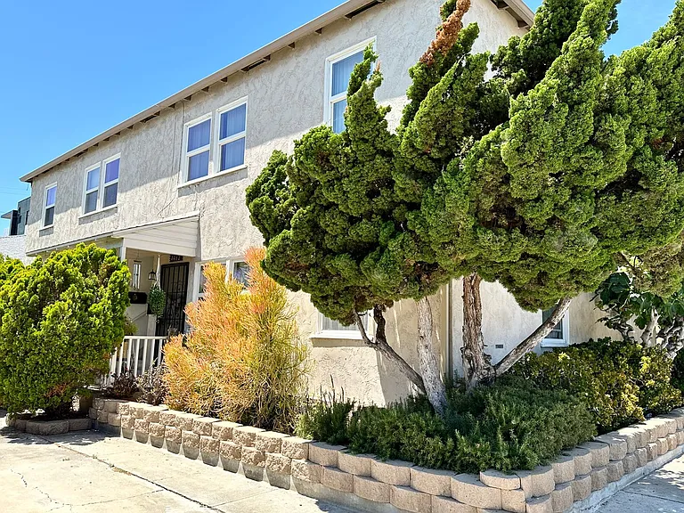 4464 Illinois St — Photo 2