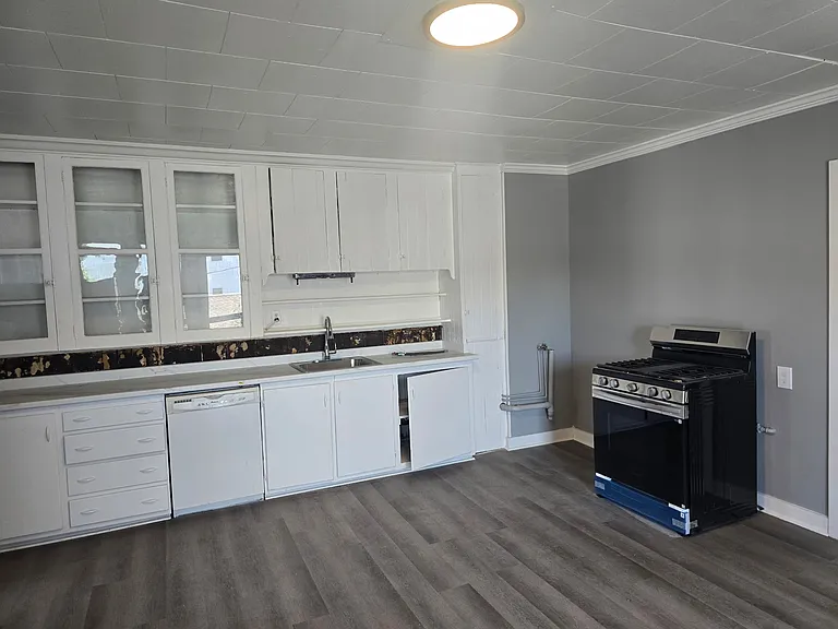158 Charlton St #2 — Photo 1