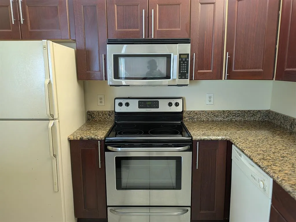 3 bed, 1078 sqft, $2,350 — Photo 2