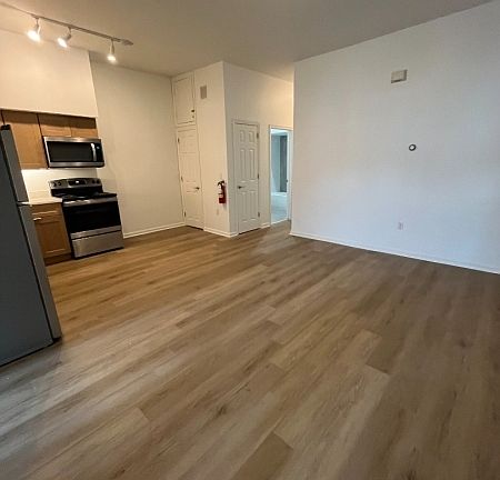 4th image of 403 S Main St #302