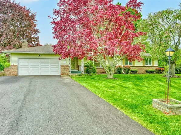 703 Shadowwood Ln, Webster, NY 14580