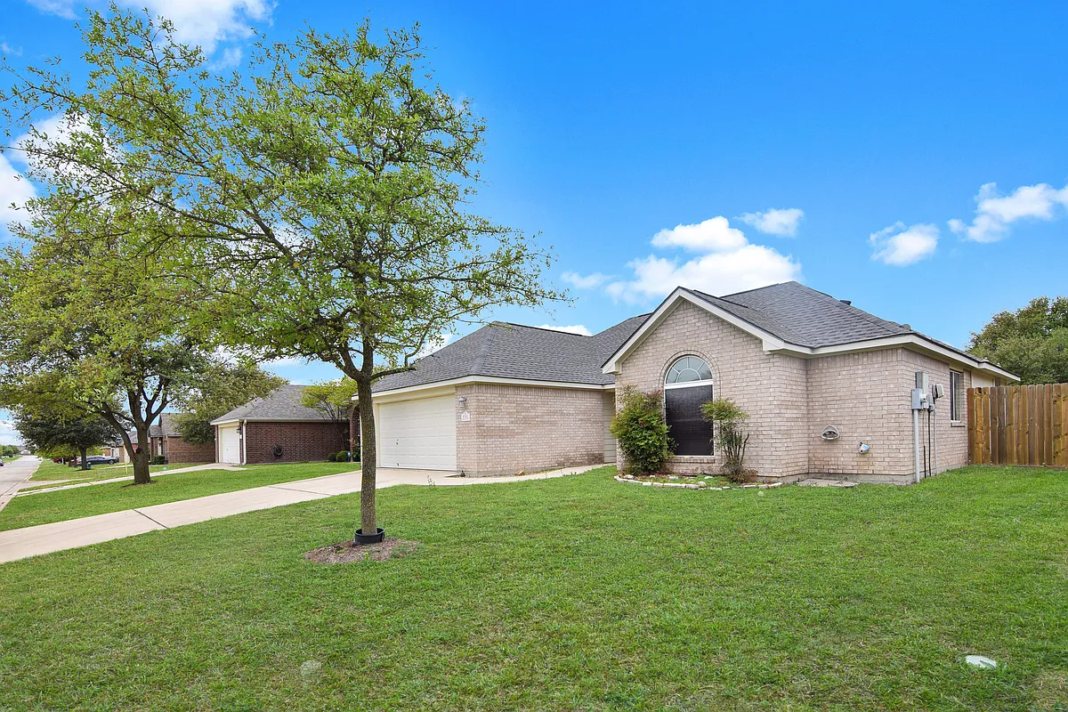 Building Photo - 1022 Neuberry Cliffe