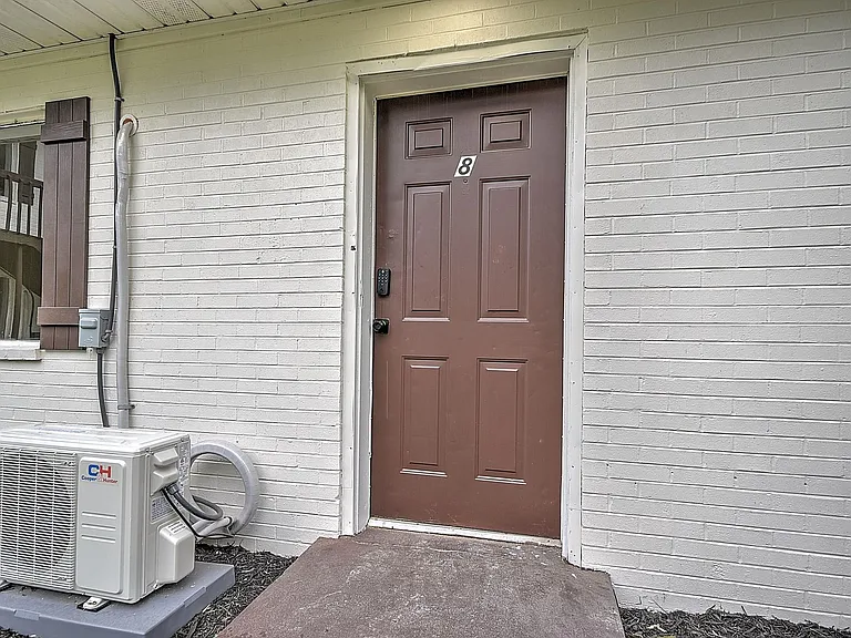718 W G St — Photo 2