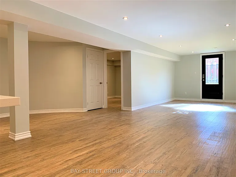 64 Mary Elizabeth Cres #BASEMENT — Photo 2
