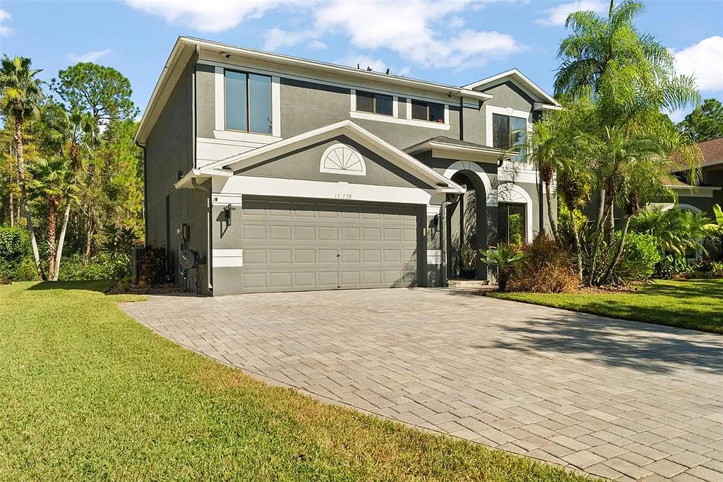 3 bed, 2.5 bath, 2304 sqft, $4,200 — Photo 2