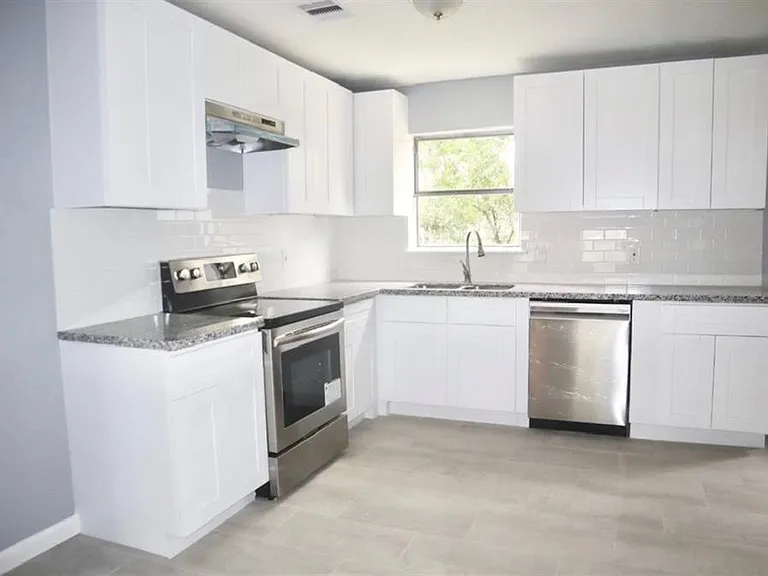 5122 Higgins St — Photo 2