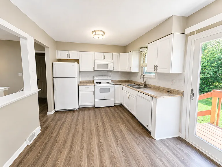 339 N Kendall Dr — Photo 5