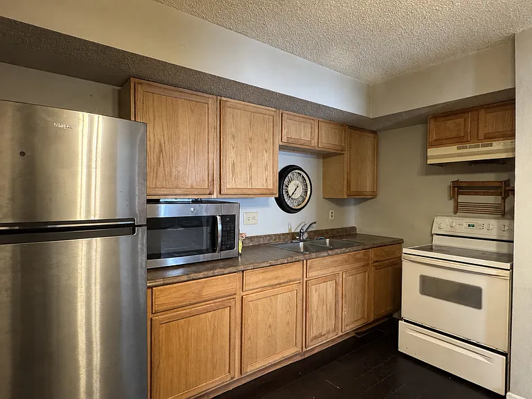 2322 Lombard Ave — Photo 4