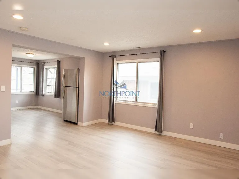 Bright & Open 2 bed 2 bath — Photo 34