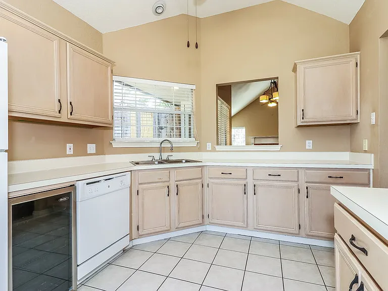 941 Azalia Dr — Photo 6