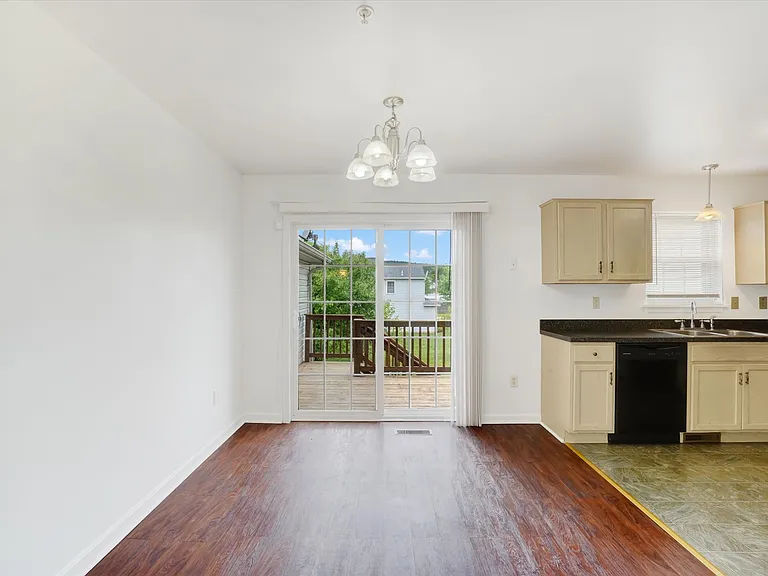 655 Fisher Dr — Photo 3
