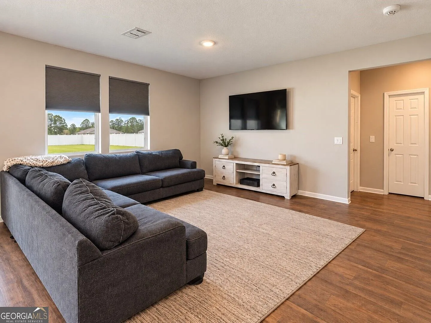 5 bed, 3.0 bath, 2400 sqft, $2,700 — Photo 4