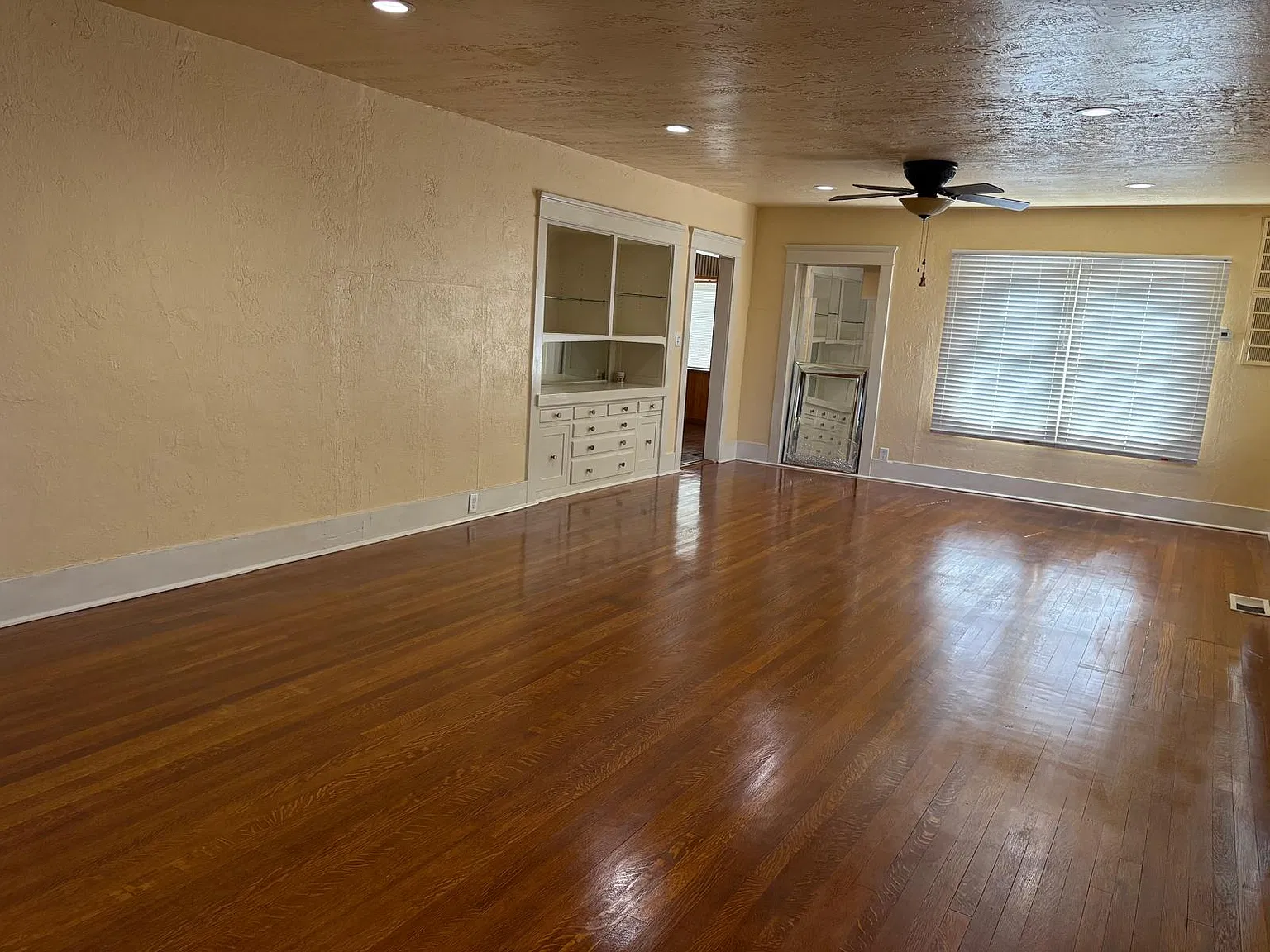2 bed, 1856 sqft, $3,300 — Photo 4