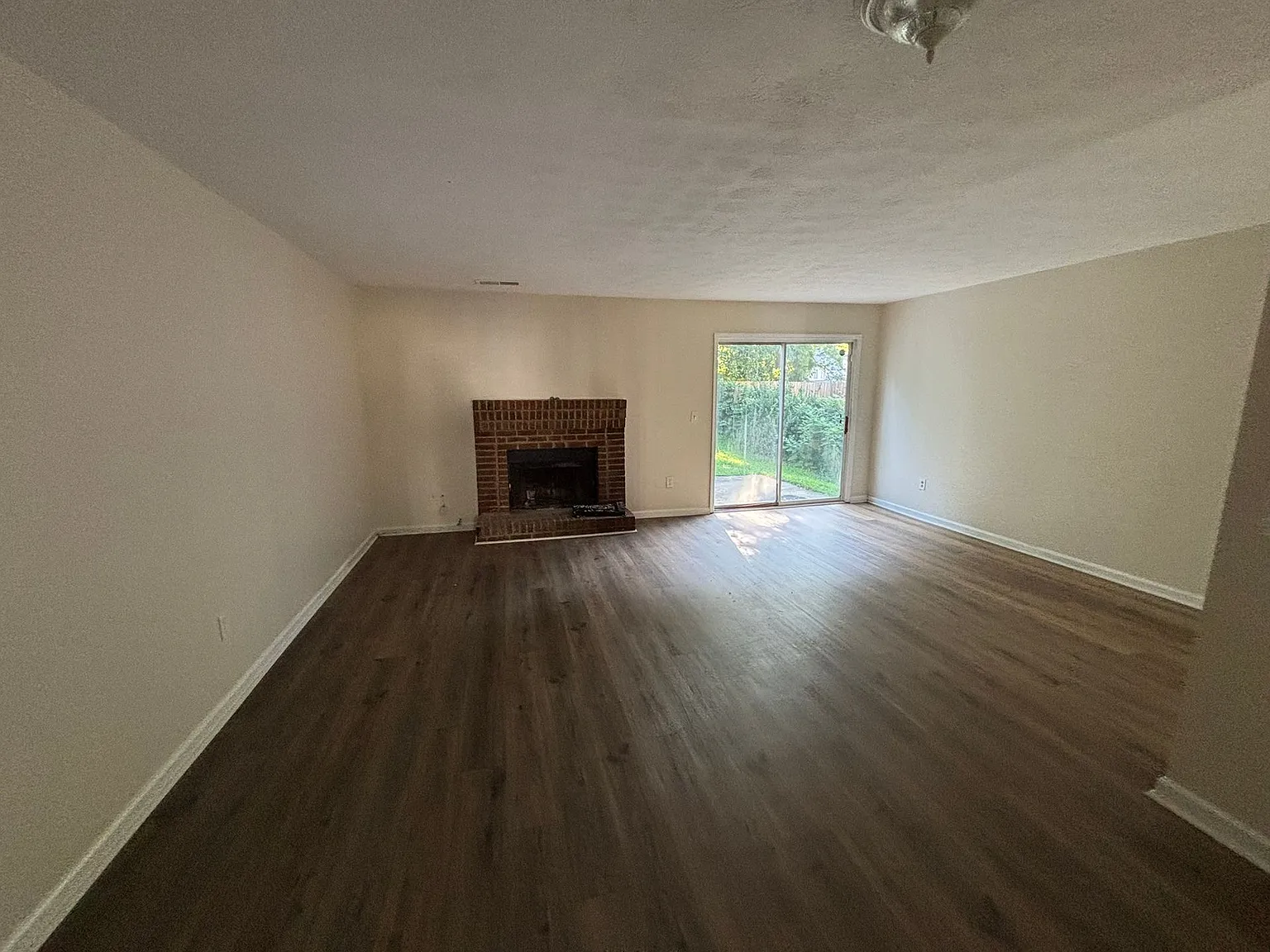 Updated Remodeled Townhome in Prime Smyrna Location! End Unit! — Photo 3