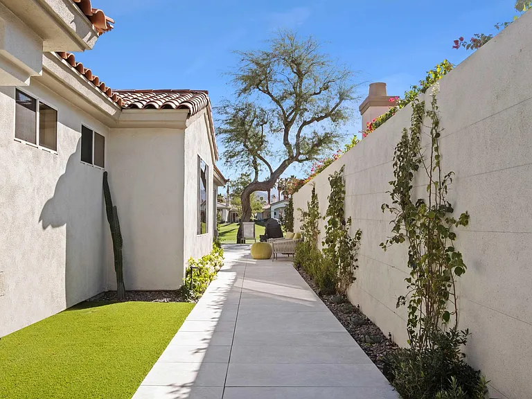 407 Desert Holly Dr — Photo 5