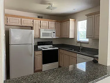 726 SE Cottage Ct — Photo 3