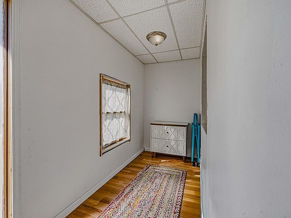 4th image of 253 Main St