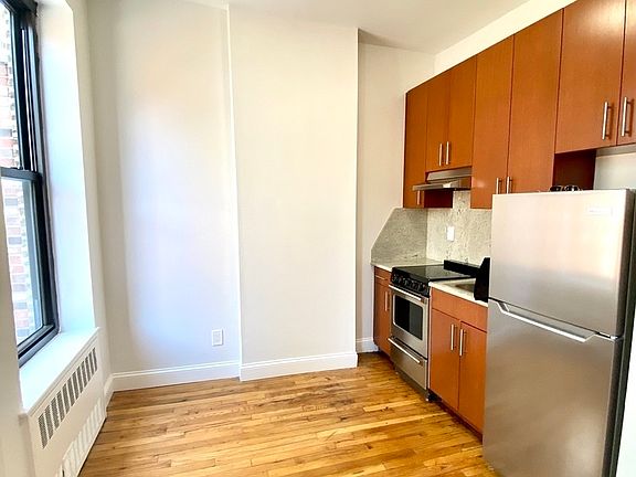 4th image of 882 Lexington Ave #2