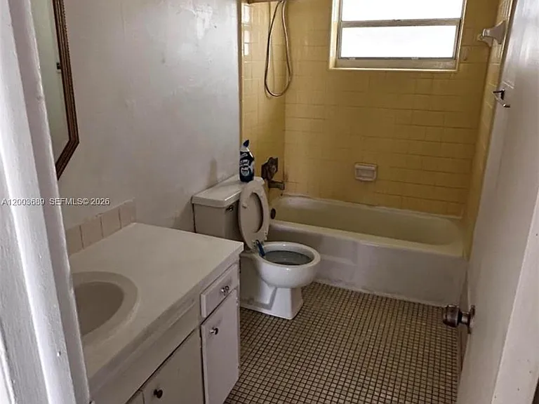 911 NE 5th Ave #1 — Photo 10