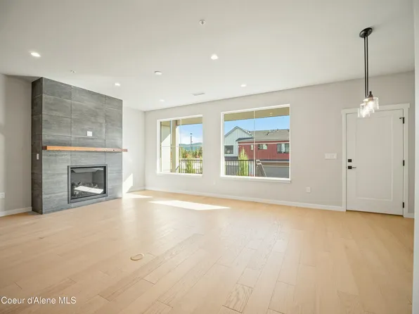 1033 E Railroad Ave, Post Falls, ID 83854