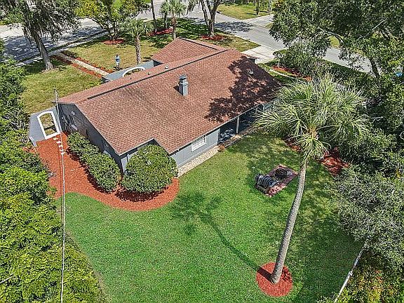 3rd image of 1404 N Riverhills Dr