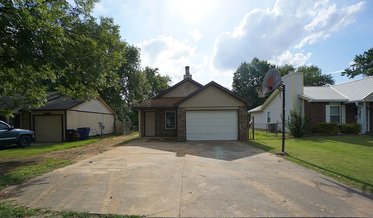 Photo 1 of 13 - 4200 S 16th St - Fort Smith, AR Primary Photo - 4200 S 16th St