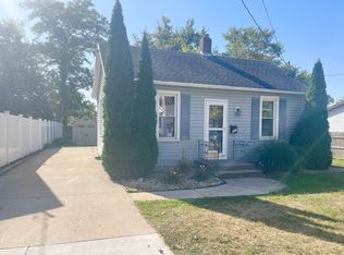 720 7th St, Peru, IL 61354