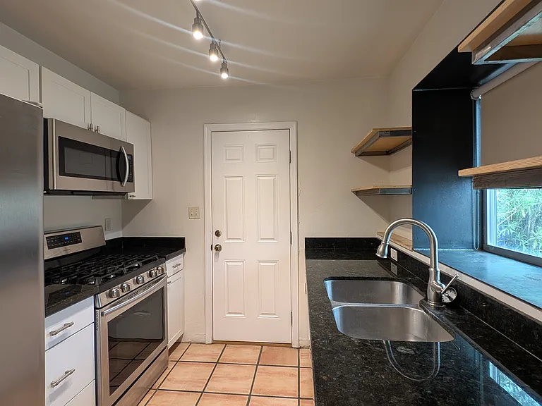 2811 E 6th St #B — Photo 12