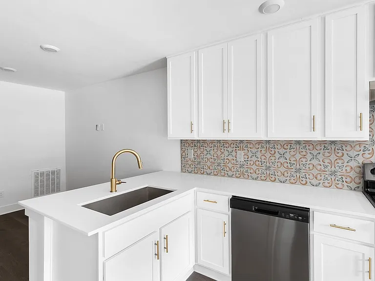 Clairview Apartments — Photo 11