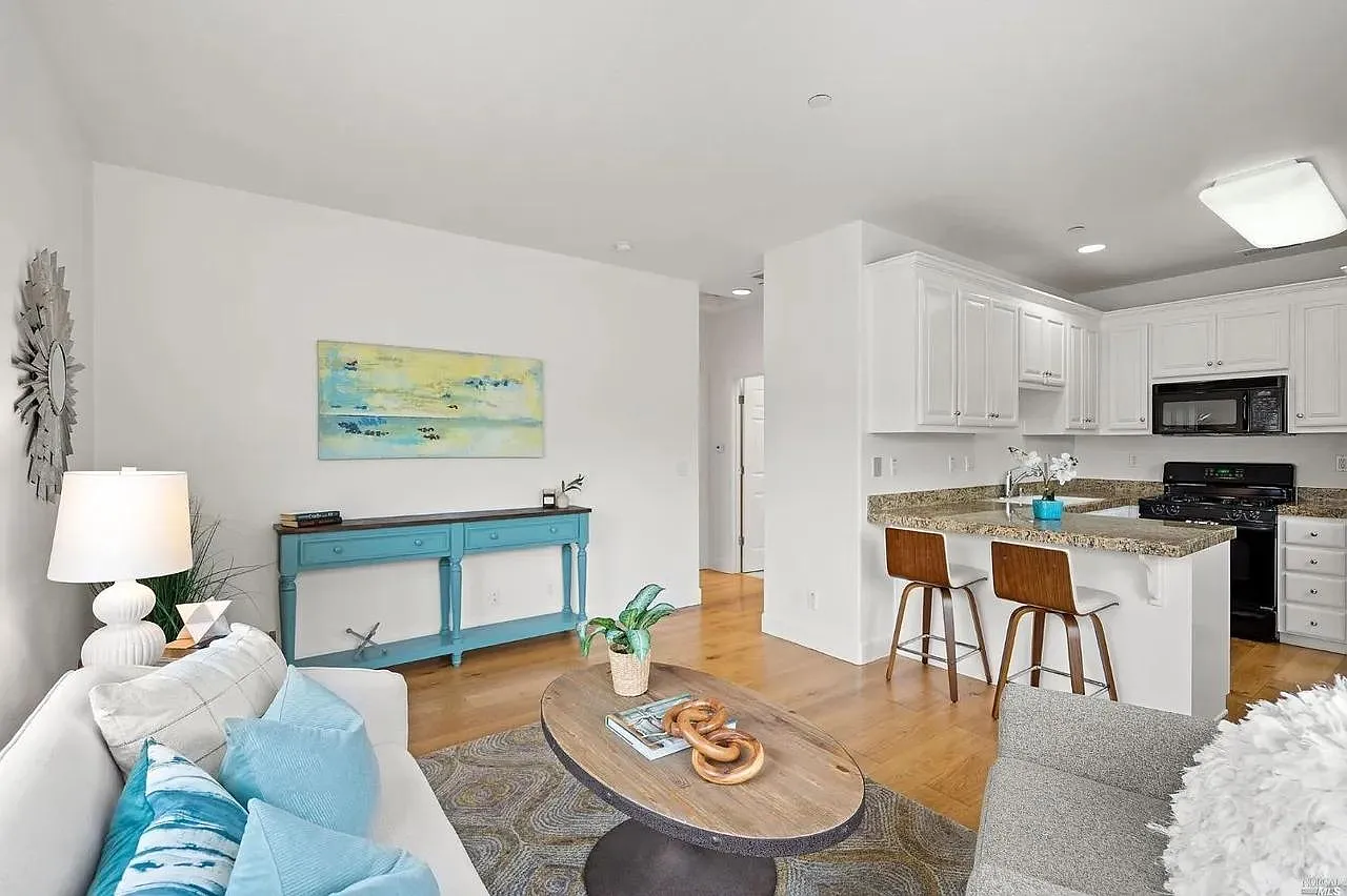 2 bed, 775 sqft, $2,600 — Photo 3