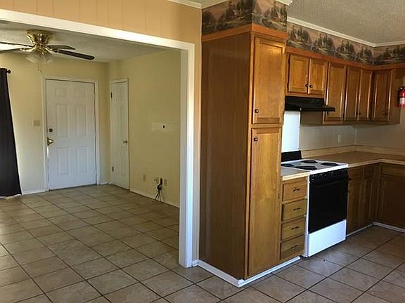3rd image of 2221 Hickory Dr