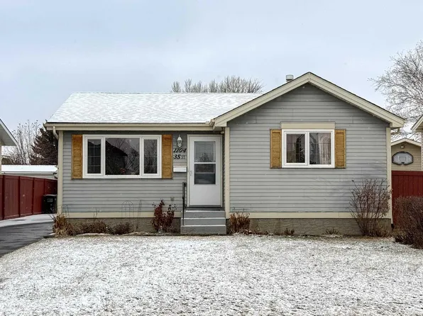 1104 35th St NW, Edmonton, AB T6L 3E7