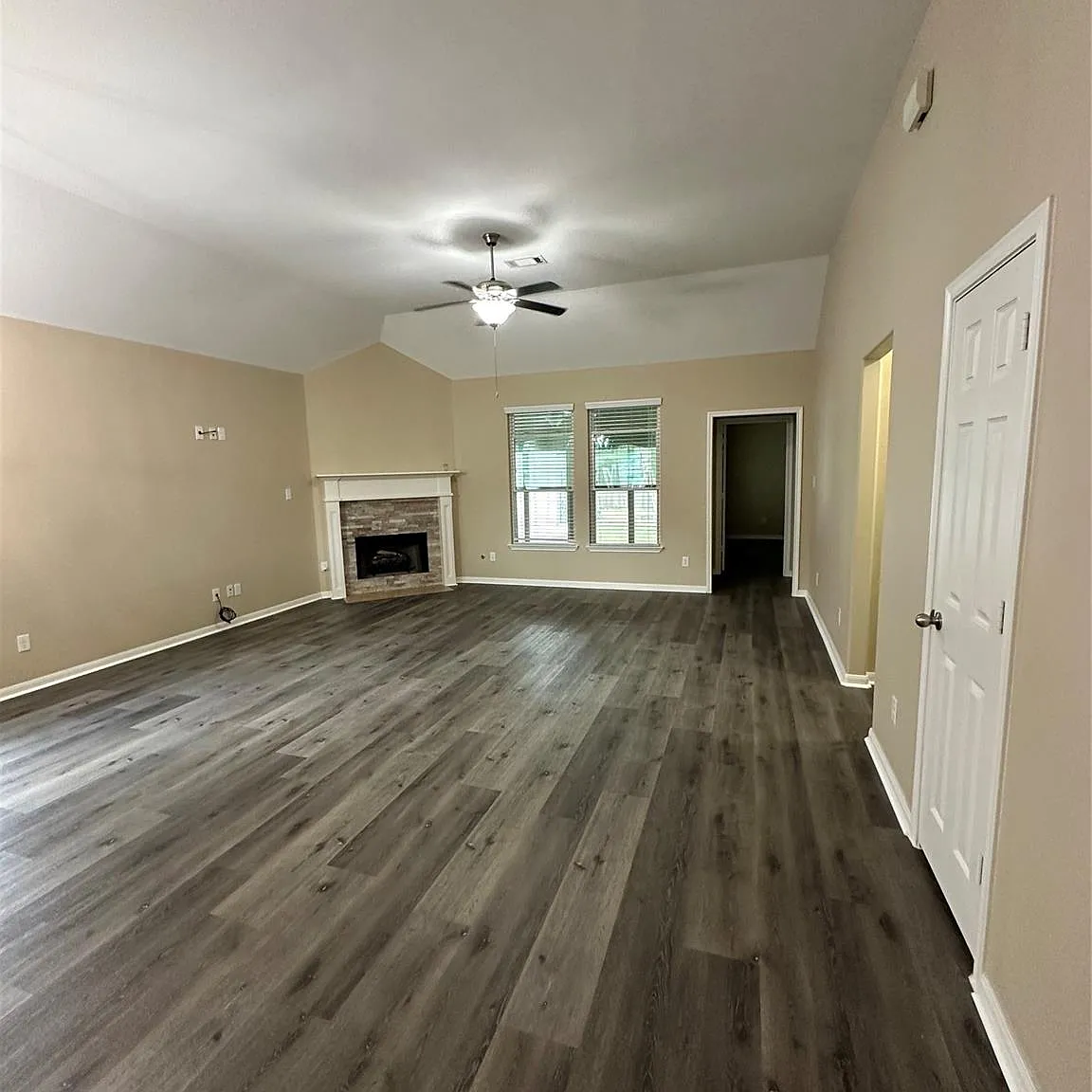 3 bed, 2.0 bath, 1626 sqft, $2,185 — Photo 4
